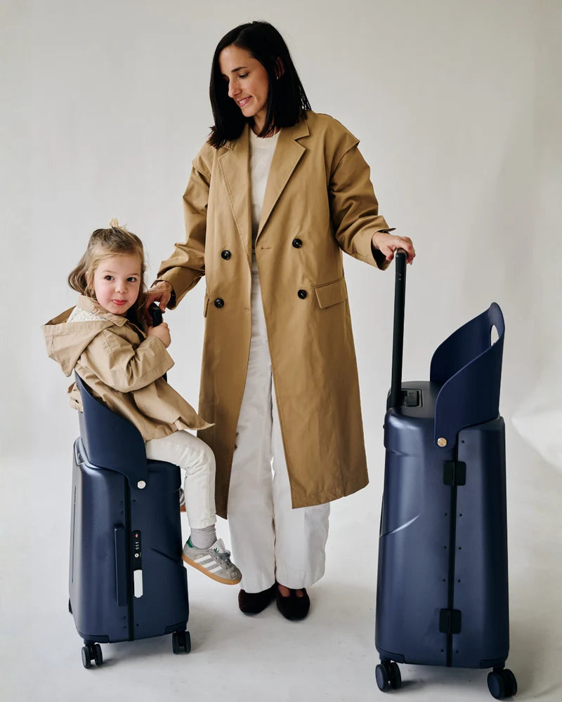 MiaMily Carry-On rokas bagāžas koferis ar iebūvētu sēdekli (43L)