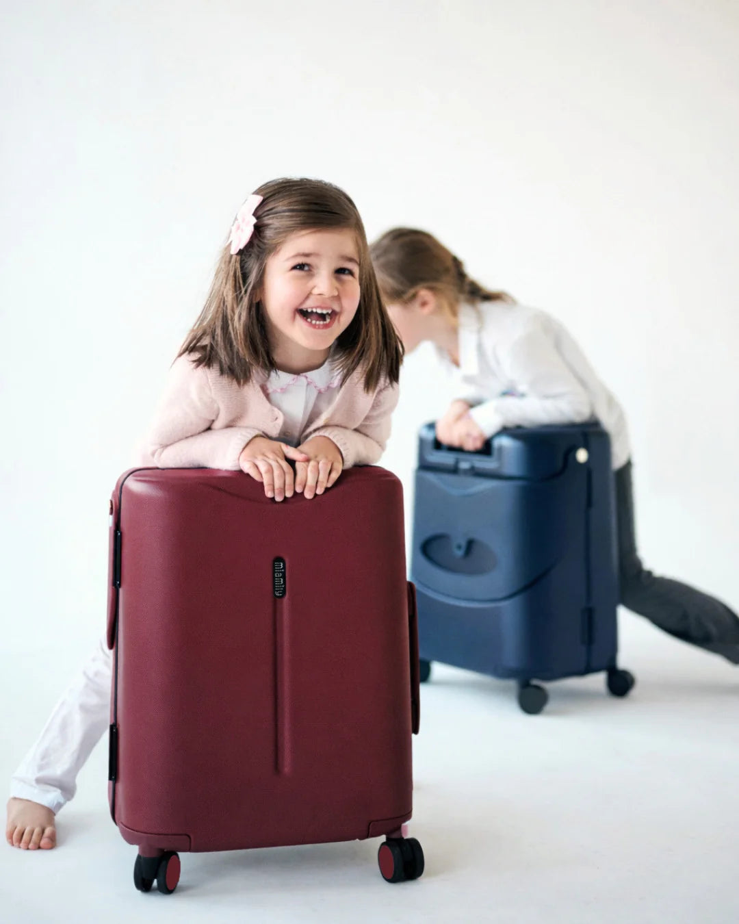 MiaMily Carry-On rokas bagāžas koferis ar iebūvētu sēdekli (43L)