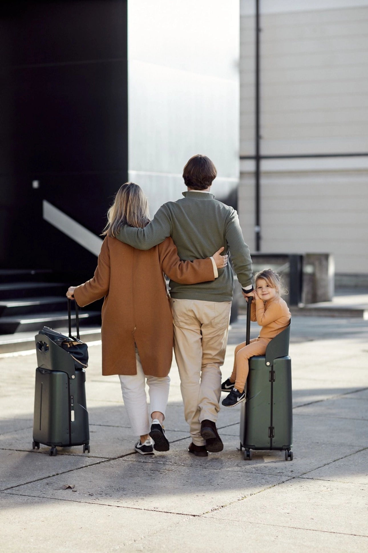 MiaMily Carry-On rokas bagāžas koferis ar iebūvētu sēdekli (43L)