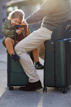 MiaMily Carry-On rokas bagāžas koferis ar iebūvētu sēdekli (43L)